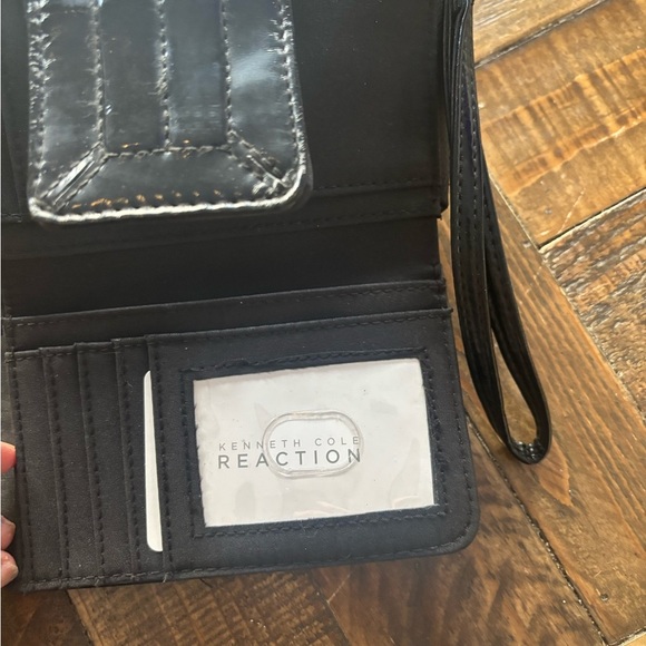 Kenneth Cole Reaction NWT  Black Patent Leather Wristlet - Picture 9 of 12